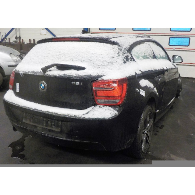 Rechtes Motorhaubenscharnier BMW 1 serie (F21) (2011 - 2015) Hatchback 3-drs 116i 1.6 16V (N13-B16A)