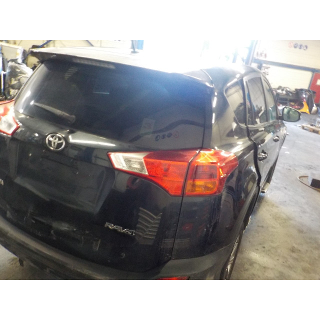 Rücklicht hinten Kofferraumdeckel links Toyota RAV4 (A4) (2012 - Präsens) Terreinwagen 2.0 D-4D 16V 4x2 (1AD-FTV)