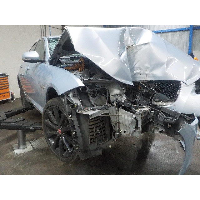 Bremssattel links vorne Jaguar XF (CC9) (2011 - 2015) Sedan 2.2 D 16V (224DT)