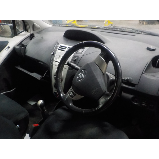 Radnabe links vorne Toyota Yaris II (P9) (2005 - 2010) Hatchback 1.3 16V VVT-i (2SZFE)