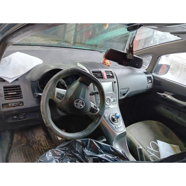 Cockpit Toyota Auris (E15) (2010 - 2012) Hatchback 1.8 16V HSD Full Hybrid (2ZRFXE)