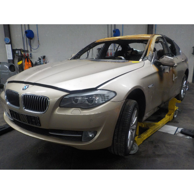 Rechtes Motorhaubenscharnier BMW 5 serie (F10) (2011 - 2016) Sedan 528i xDrive 16V (N20-B20A)