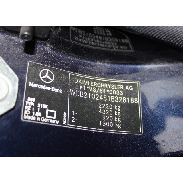 Rücklicht hinten Kofferraumdeckel rechts Mercedes-Benz E Combi (S210) (2000 - 2003) Combi 2.0 E-200K 16V (M111.957)