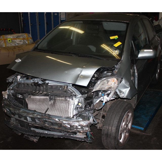 Bremssattel vorne rechts Toyota Yaris II (P9) (2008 - 2011) Hatchback 1.33 16V Dual VVT-I (1NRFE)