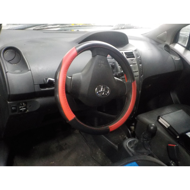 Elektrisch betriebene Fensterhebermechanismus vorne links Toyota Yaris II (P9) (2005 - 2011) Hatchback 1.0 12V VVT-i (1KR-FE)
